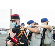 Moment de cohésion entre un garde républicain et des élèves de l'école de formation des sous-officiers de l'armée de l'Air (EFSOAA), lors des préparatifs avant le défilé à pied du 14 juillet sur la place de la Concorde.