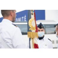 Portrait du porte-drapeau de l'école de formation des sous-officiers de l'armée de l'Air (EFSOAA), lors des préparatifs avant le défilé à pied du 14 juillet sur la place de la Concorde.