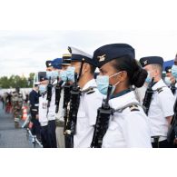 Derniers préparatifs de l'école de formation des sous-officiers de l'armée de l'Air (EFSOAA) avant le défilé à pied du 14 juillet sur la place de la Concorde.