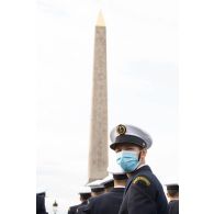 Portrait d'un élève de l'école de maistrance pendant les derniers préparatifs avant le défilé à pied du 14 juillet sur la place de la Concorde.