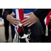 Derniers préparatifs pour un officier de l'école nationale supérieure de la Police nationale (ENSPN) avant le défilé à pied du 14 juillet sur la place de la Concorde.