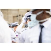 Portrait d'une élève de l'école nationale de police (ENP) de Périgueux lors des préparatifs avant le défilé à pied du 14 juillet sur la place de la Concorde.