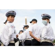 Des élèves féminins de l'école nationale de police (ENP) de Périgueux pendant les derniers préparatifs avant le défilé à pied du 14 juillet sur la place de la Concorde.