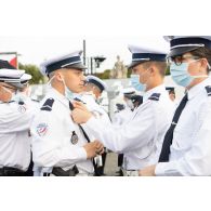 Derniers préparatifs de l'école nationale de police (ENP) de Périgueux avant le défilé à pied du 14 juillet sur la place de la Concorde.