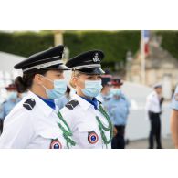 Portrait d'un personnel féminin de l'Administration pénitentiaire lors des préparatifs avant le défilé à pied du 14 juillet sur la place de la Concorde.