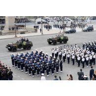 Sur la place de la Concorde, à bord d'un command-car, Emmanuel Macron, président de la République et le général d'armée François Lecointre, chef d'état-major des Armées (CEMA), passent les troupes en revue lors de la cérémonie du 14 juillet 2020.