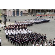 Début du défilé des troupes à pied depuis la place de la Concorde lors de la cérémonie du 14 juillet.