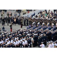 Derniers préparatifs des troupes avant le défilé à pied du 14 juillet sur la place de la Concorde.