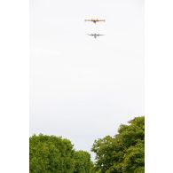 Défilé aérien d'un avion Canadair et d'un Dash Q400 de la Sécurité civile au-dessus des Champs-Elysées lors de la cérémonie du 14 juillet 2020.