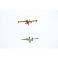 Défilé aérien d'un avion Canadair et d'un Dash Q400 de la Sécurité civile lors de la cérémonie du 14 juillet 2020.