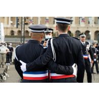 Portrait de groupe de deux officiers de l'école nationale supérieure de la Police nationale (ENSP) à l'issue de la cérémonie du 14 juillet sur la place de la Concorde.