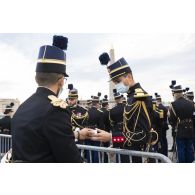 Des élèves de l'école des officiers de la gendarmerie nationale (EOGN), prennent un café lors des derniers préparatifs de la cérémonie du 14 juillet sur la place de la Concorde.