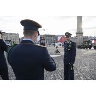 Un élève allemand de l'école de l'Air prend en photo son camarade lors des derniers préparatifs avant la cérémonie du 14 juillet sur la place de la Concorde.