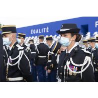 Portrait d'un élève féminin de l'école de gendarmerie de Tulle pendant les derniers préparatifs avant la cérémonie du 14 juillet sur la place de la Concorde.