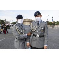 Derniers préparatifs pour des militaires allemands avant la cérémonie du 14 juillet sur la place de la Concorde.