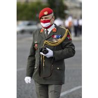 Portrait d'un militaire autrichien avec son appareil photographique lors des derniers préparatifs avant la cérémonie du 14 juillet sur la place de la Concorde.