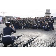 Photographie de groupe de l'école de gendarmerie de Tulle pendant les derniers préparatifs avant la cérémonie du 14 juillet sur la place de la Concorde.