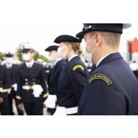 Gros plan sur l'insigne de manche de l'école de maistrance pendant les derniers préparatifs avant la cérémonie du 14 juillet sur la place de la Concorde.