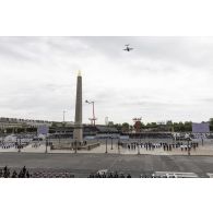 Défilé aérien d'un avion de transport A400M Atlas allemand de la Luftwaffe au-dessus de la place de la Concorde lors de la cérémonie du 14 juillet 2020.