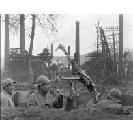 [Compilation d'images : Mitrailleuses, escrime à la baionnette, poste de combats en 1918.]