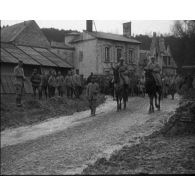 [Compilation : Prisonniers de guerre allemands en colonne et dans un camp.]