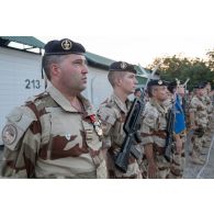 Portrait du colonel Sylvain Didot aux côtés de la garde au fanion du 28e régiment de transmissions (RTrs) lors d'une cérémonie à N'Djamena, au Tchad.