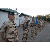 Portrait du colonel Sylvain Didot aux côtés de la garde au fanion du 28e régiment de transmissions (RTrs) lors d'une cérémonie à N'Djamena, au Tchad.