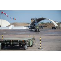 Parquage d'un avion Mirage 2000D de l'escadron de chasse 2/3 Champagne dans son hangar à N'Djamena, au Tchad.