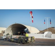 Montage de bombes GBU 49 sur un avion Mirage 2000D de l'escadron de chasse 1/3 Navarre à N'Djamena, au Tchad.