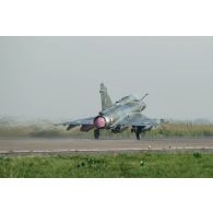 Décollage d'un avion Mirage 2000D de l'escadron de chasse 1/3 Navarre à N'Djamena, au Tchad.