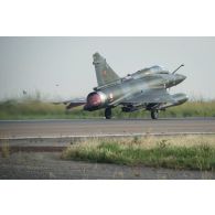 Décollage d'un avion Mirage 2000D de l'escadron de chasse 2/3 Champagne à N'Djamena, au Tchad.