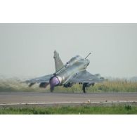 Décollage d'un avion Mirage 2000D de l'escadron de chasse 2/3 Champagne à N'Djamena, au Tchad.