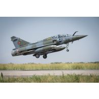 Décollage d'un avion Mirage 2000D de l'escadron de chasse 2/3 Champagne à N'Djamena, au Tchad.