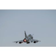 Décollage d'un avion Mirage 2000D de l'escadron de chasse 1/3 Navarre à N'Djamena, au Tchad.