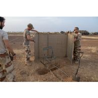 Des soldats installent des feuillées lors d'un bivouac dans la région d'Ansongo, au Mali.