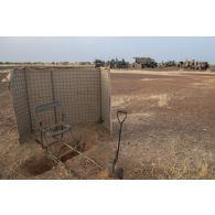 Installation des feuillées pour un bivouac dans la région d'Ansongo, au Mali.