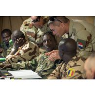 Des officiers français, tchadiens et nigériens travaillent au centre opérationnel de Madama, au Niger.