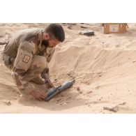 Un élément opérationnel de déminage (EOD) place des têtes de roquettes pour RPG-7 dans un fourneau pour leur neutralisation au Niger.