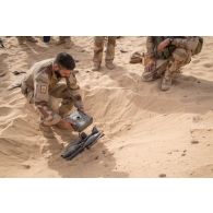 Un élément opérationnel de déminage (EOD) place des têtes de roquettes pour RPG-7 et une mine PRB M3 dans un fourneau pour leur neutralisation au Niger.