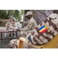 Le général François-Xavier de Woillemont assiste à un repas organisé par les instructeurs tchadiens sur le camp de Loumia, au Tchad.