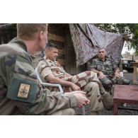 Les généraux François-Xavier de Woillemont et Charles de Kersabiec assistent à un repas organisé par les instructeurs tchadiens sur le camp de Loumia, au Tchad.