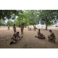 Le général François-Xavier de Woillemont assiste à un atelier de secourisme au combat encadré par les instructeurs du 1er régiment de chasseurs (RCh) à Loumia, au Tchad.