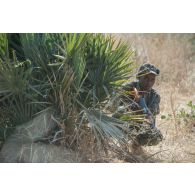 Un élève officier tchadien se déplace en binôme à Loumia, au Tchad.