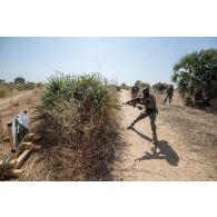 Des élèves officiers tchadiens se déplacent en binôme sous la supervision d'un instructeur du 1er régiment de chasseurs (RCh) à Loumia, au Tchad.