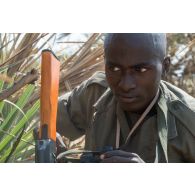 Un élève officier tchadien observe le périmètre pour un déplacement en binôme à Loumia, au Tchad.