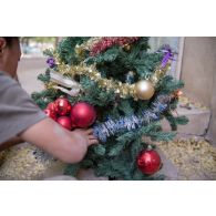 Un soldat du régiment de soutien du combattant (RSC) confectionne le sapin de Noël des troupes à N'Djamena, au Tchad.