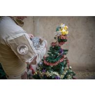 Le caporal-chef Gérard du régiment de soutien du combattant (RSC) confectionne le sapin de Noël des troupes à N'Djamena, au Tchad.