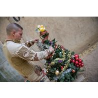 Le caporal-chef Gérard du régiment de soutien du combattant (RSC) confectionne le sapin de Noël des troupes à N'Djamena, au Tchad.