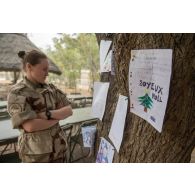 Un soldat décore le foyer avec le courrier qui a été envoyé aux troupes à N'Djamena, au Tchad.