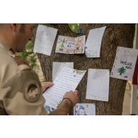 Un soldat lit une lettre qui a été envoyée aux troupes à N'Djamena, au Tchad.